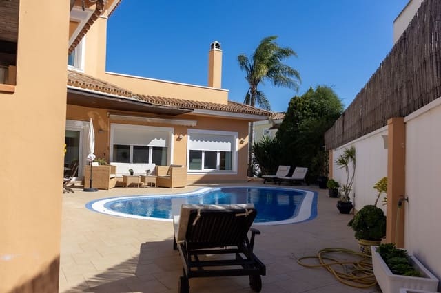 Chalet de 6 habitaciones en Torremolinos en venta - 1.500.000 € (Ref: 9677287)