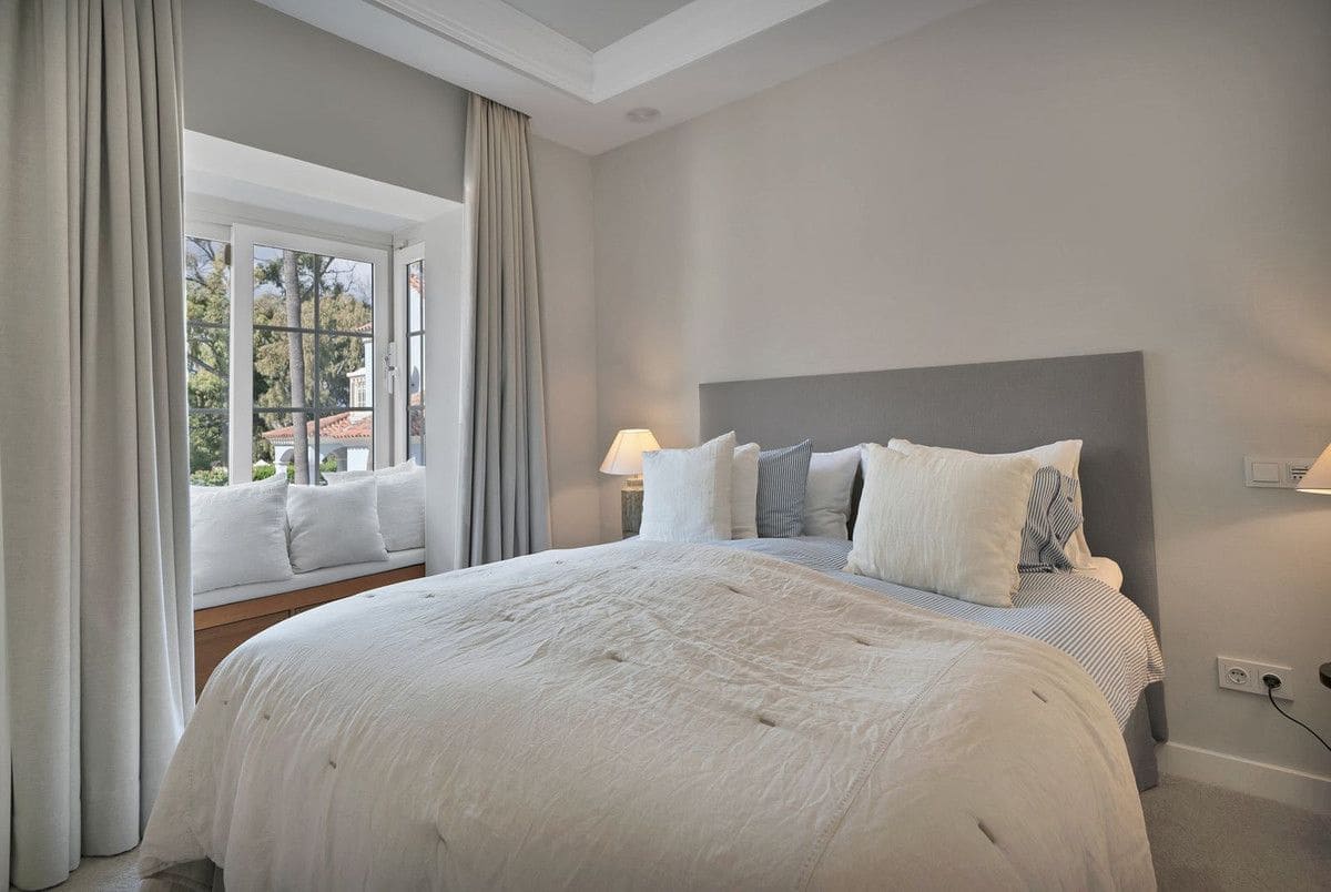 7 bedroom Villa for sale in Puerto Banus - € 2,395,000 (Ref: 9694950)