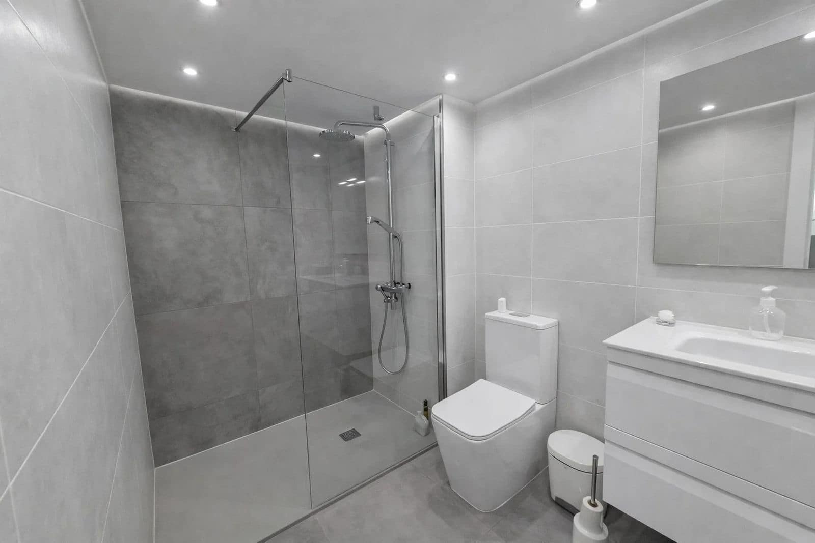 Apartamento de 2 habitaciones en La Duquesa / Puerto de la Duquesa en venta - 310.000 € (Ref: 9694977)