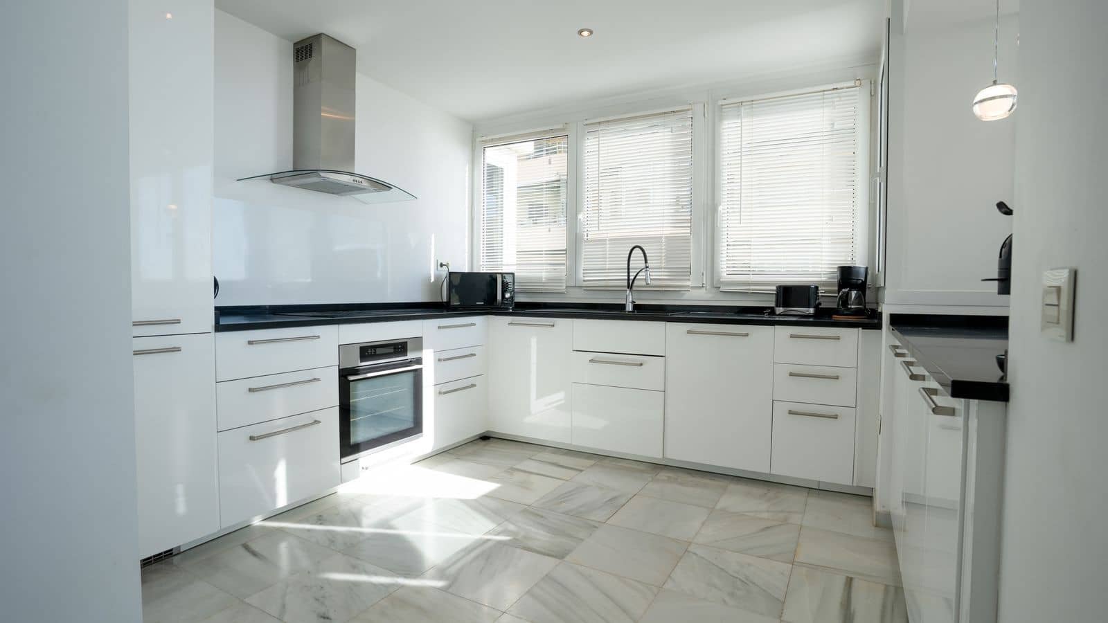 3 slaapkamer Appartement te koop in Marbella - € 1.425.000 (Ref: 9695008)