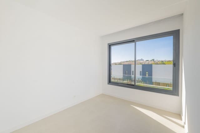 Casa de 3 habitaciones en Estepona en venta - 1.250.000 € (Ref: 9695031)