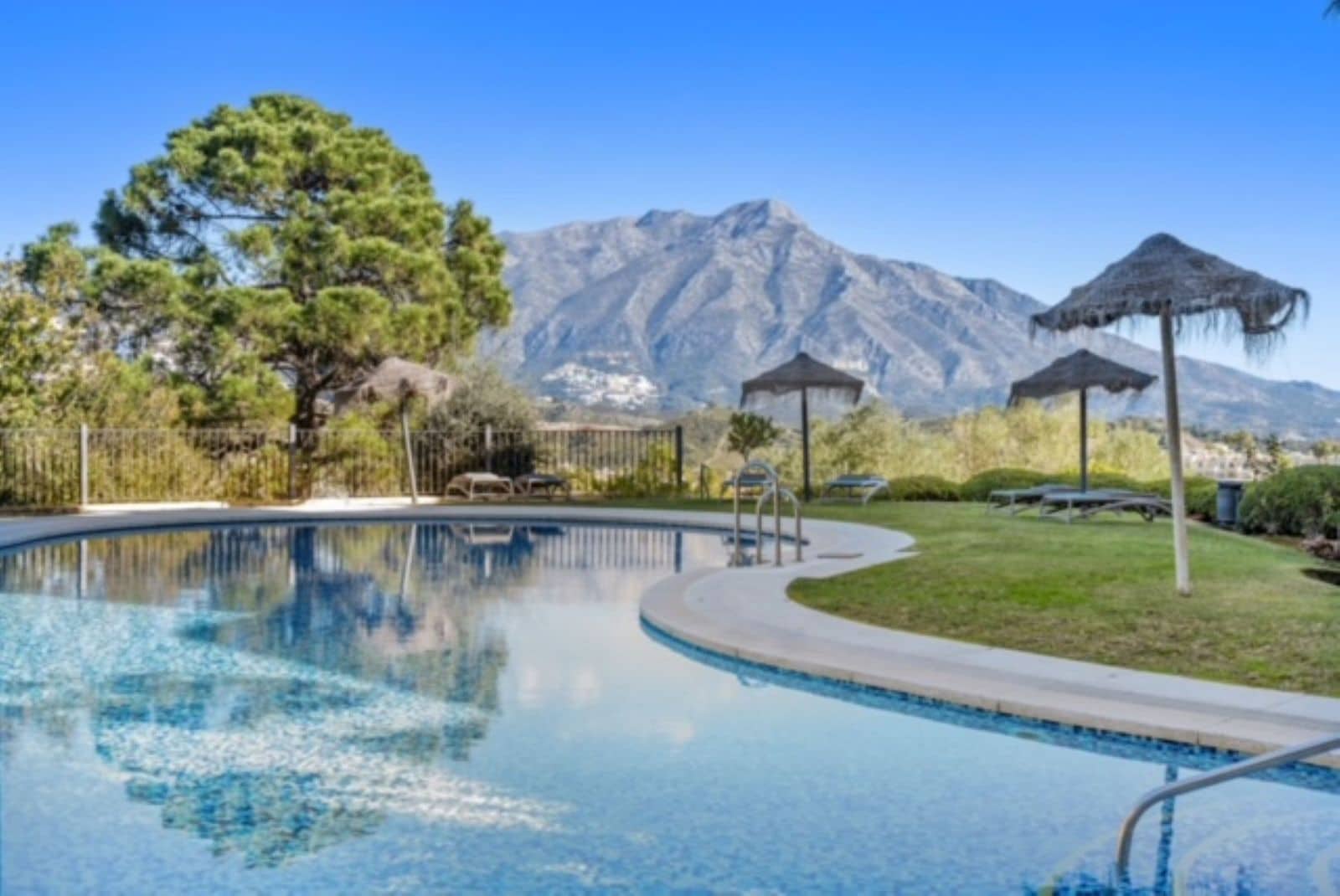 Apartamento de 3 habitaciones en La Quinta en venta - 775.000 € (Ref: 9695032)