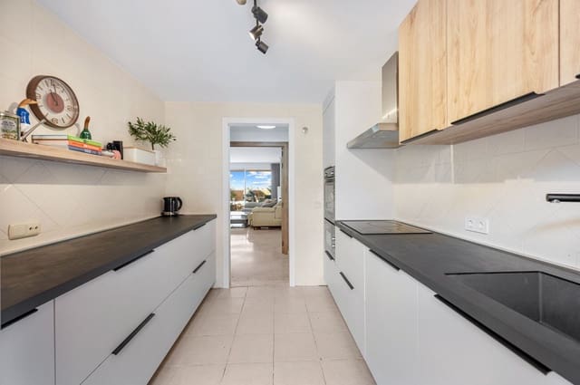 2 bedroom Apartment for sale in Elviria, Marbella - € 395,000 (Ref: 9695041)