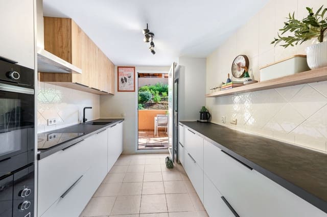 2 bedroom Apartment for sale in Elviria, Marbella - € 395,000 (Ref: 9695041)