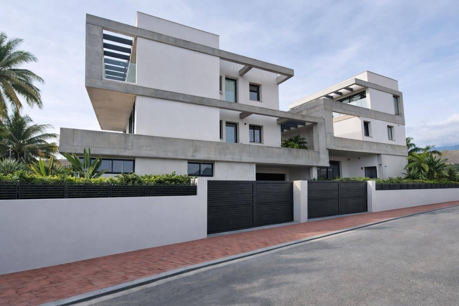 3 bedroom Villa for sale in Nueva Andalucia - € 3,450,000 (Ref: 9695044)