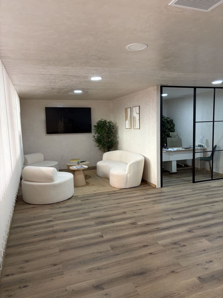 7 soverom Kontor til salgs i Nueva Andalucia - € 795 000 (Ref: 9695065)