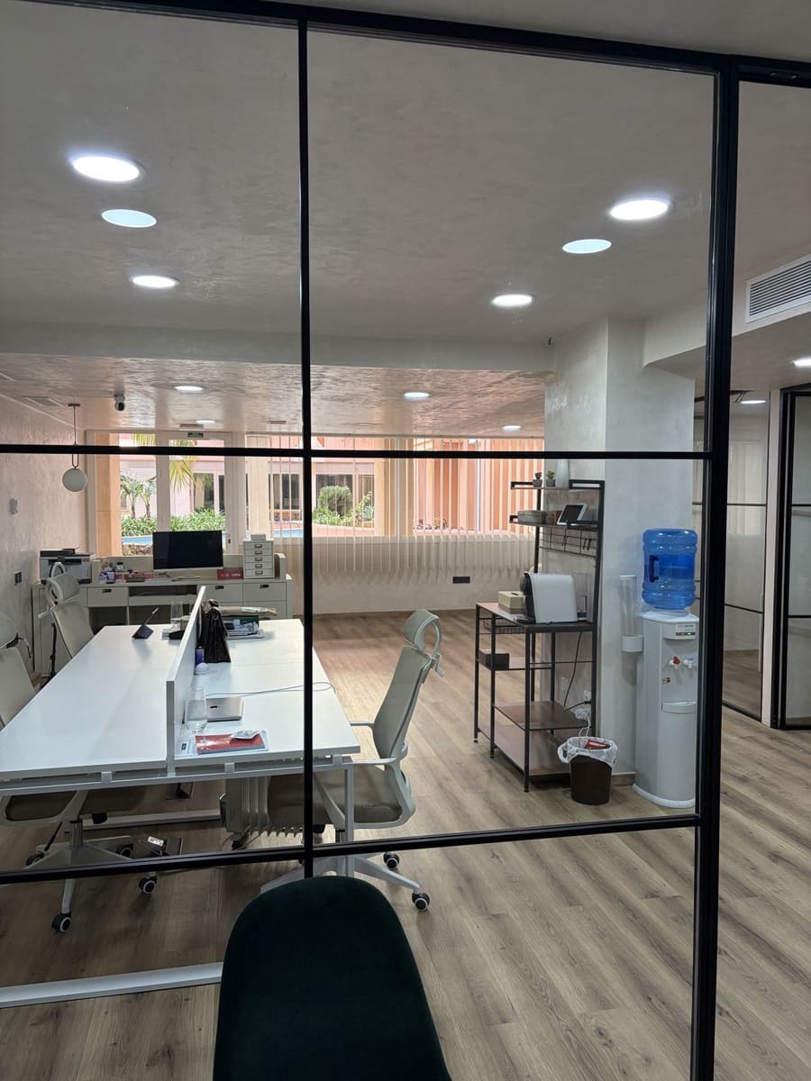 7 soverom Kontor til salgs i Nueva Andalucia - € 795 000 (Ref: 9695065)