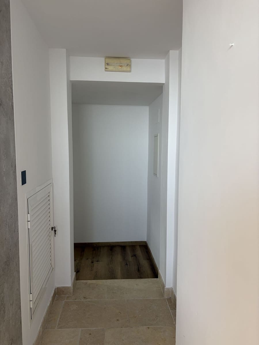 7 soverom Kontor til salgs i Nueva Andalucia - € 795 000 (Ref: 9695065)