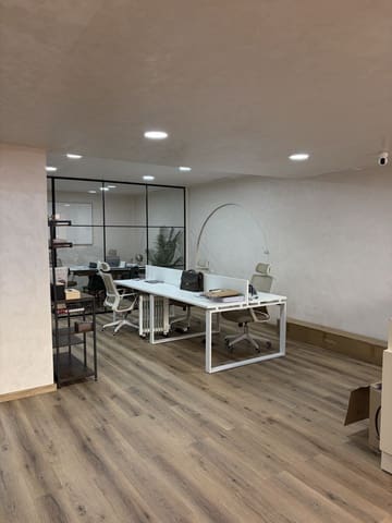 7 soveværelse Kontor til salg i Nueva Andalucia, Marbella - € 795.000 (Ref: 9695065)