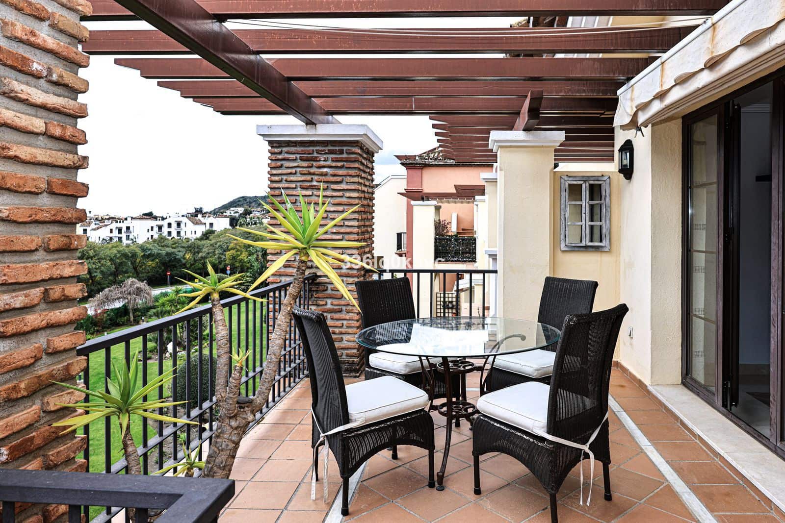 5 sypialnia Penthouse na sprzedaż w Benahavis - 998 000 € (Ref: 9695101)