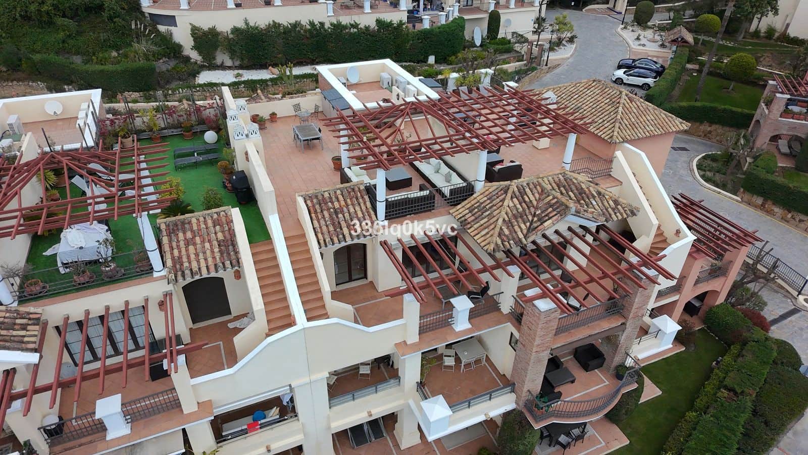 5 sypialnia Penthouse na sprzedaż w Benahavis - 998 000 € (Ref: 9695101)