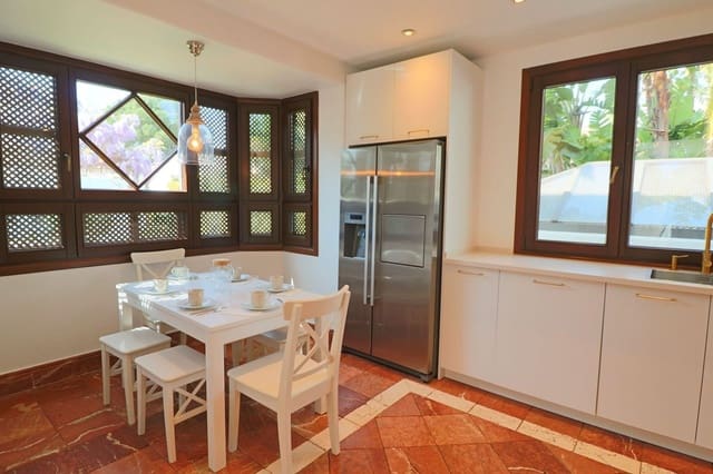 5 slaapkamer Villa te koop in Guadalmina Alta, Marbella - € 1.950.000 (Ref: 9738676)