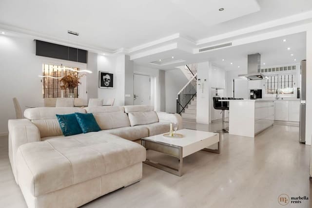 6 chambre Villa/Maison Semi-Mitoyenne à vendre à Marbella - 1 200 000 € (Ref: 9738677)