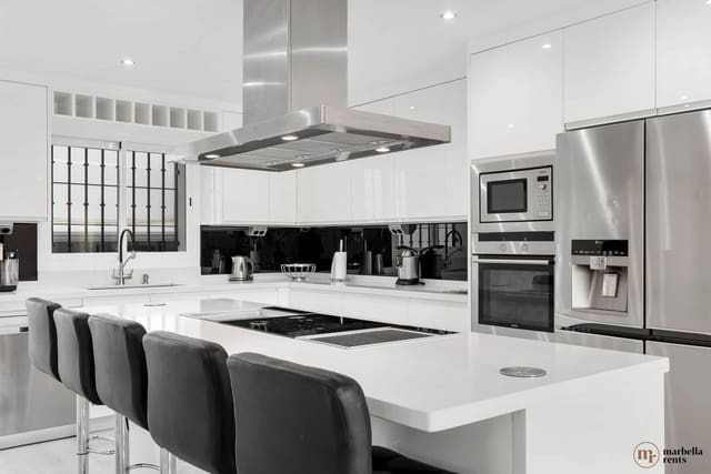 6 chambre Villa/Maison Semi-Mitoyenne à vendre à Marbella - 1 200 000 € (Ref: 9738677)