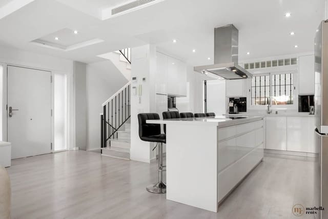 6 chambre Villa/Maison Semi-Mitoyenne à vendre à Marbella - 1 200 000 € (Ref: 9738677)