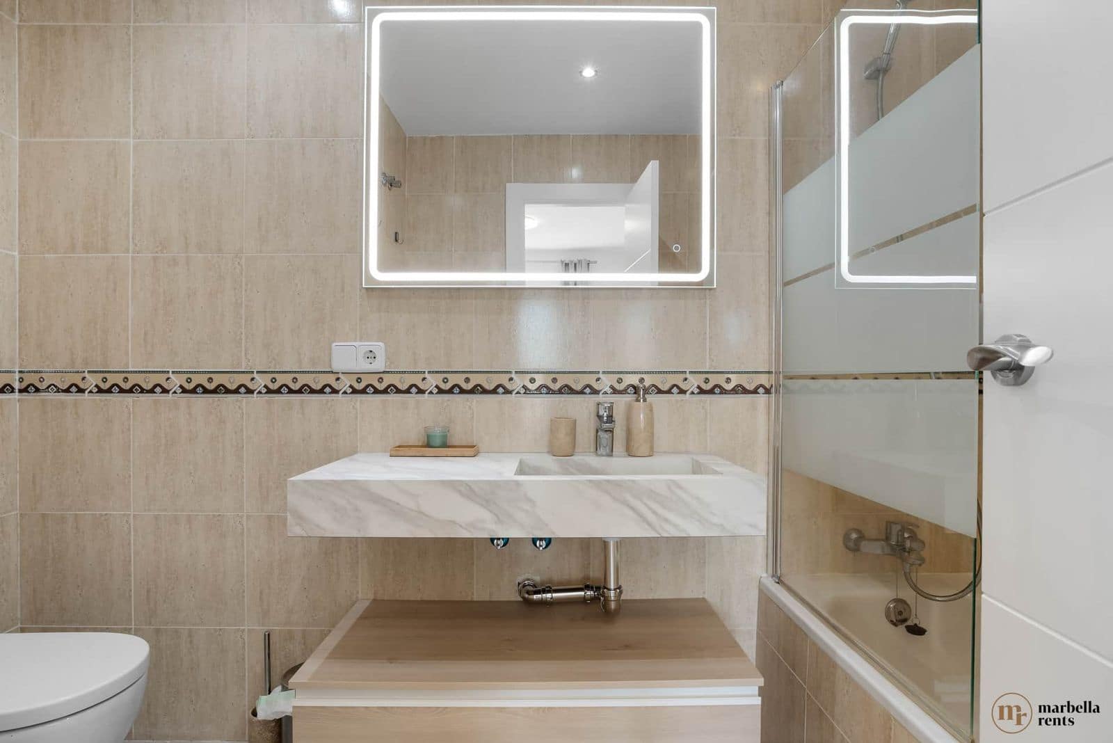 6 chambre Villa/Maison Semi-Mitoyenne à vendre à Marbella - 1 200 000 € (Ref: 9738677)