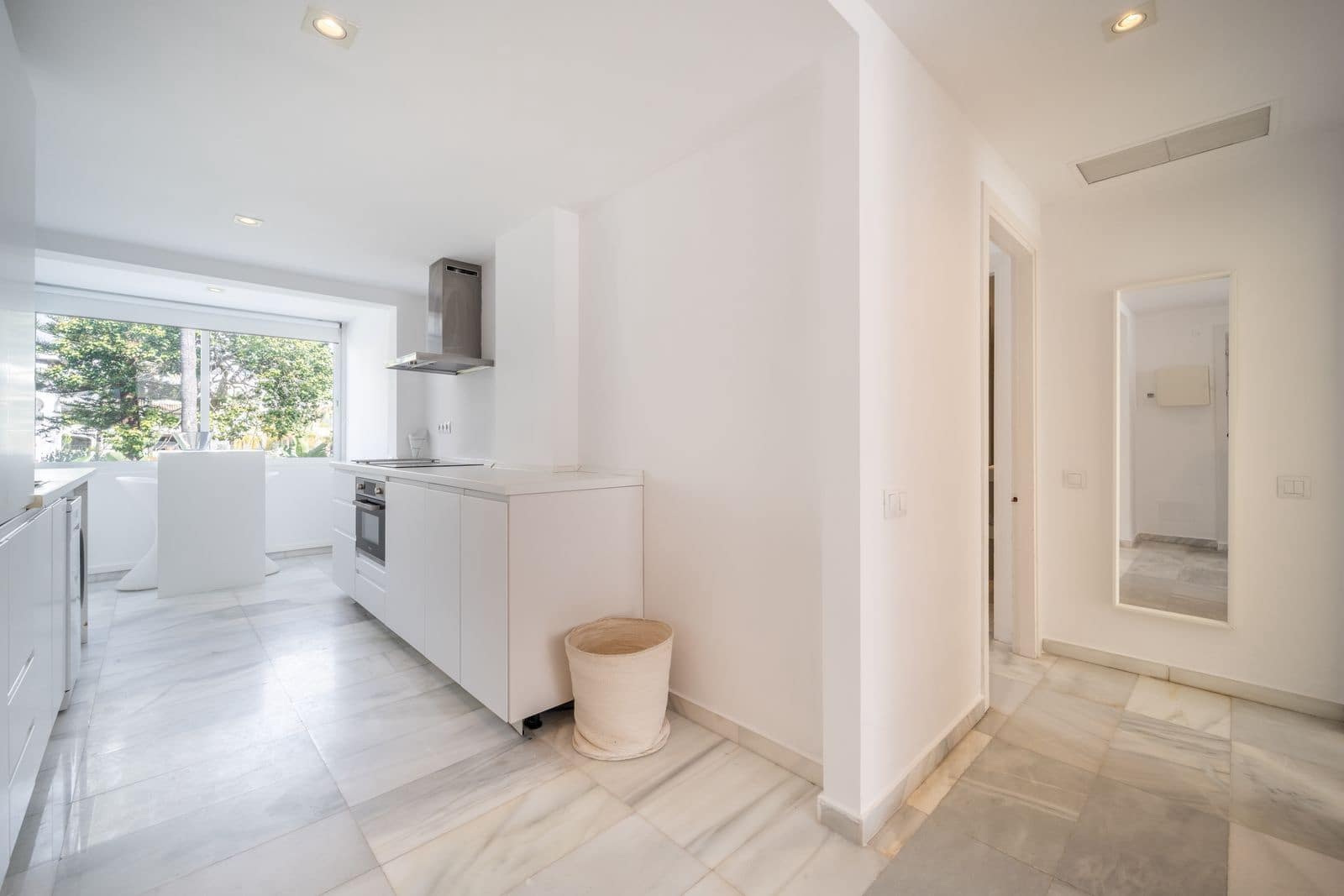 Apartamento de 2 habitaciones en Puerto Banus en venta - 935.000 € (Ref: 9738691)