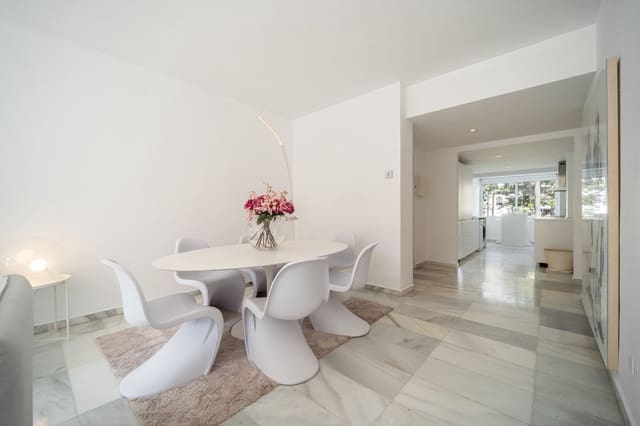 Apartamento de 2 habitaciones en Puerto Banus, Marbella en venta - 935.000 € (Ref: 9738691)
