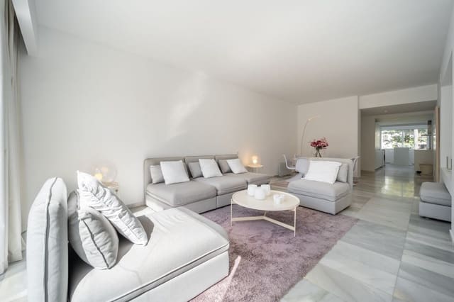 Apartamento de 2 habitaciones en Puerto Banus, Marbella en venta - 935.000 € (Ref: 9738691)