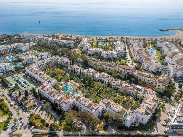 Apartamento de 2 habitaciones en Puerto Banus, Marbella en venta - 935.000 € (Ref: 9738691)