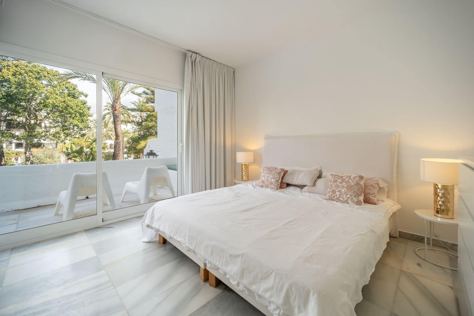 Apartamento de 2 habitaciones en Puerto Banus en venta - 935.000 € (Ref: 9738691)