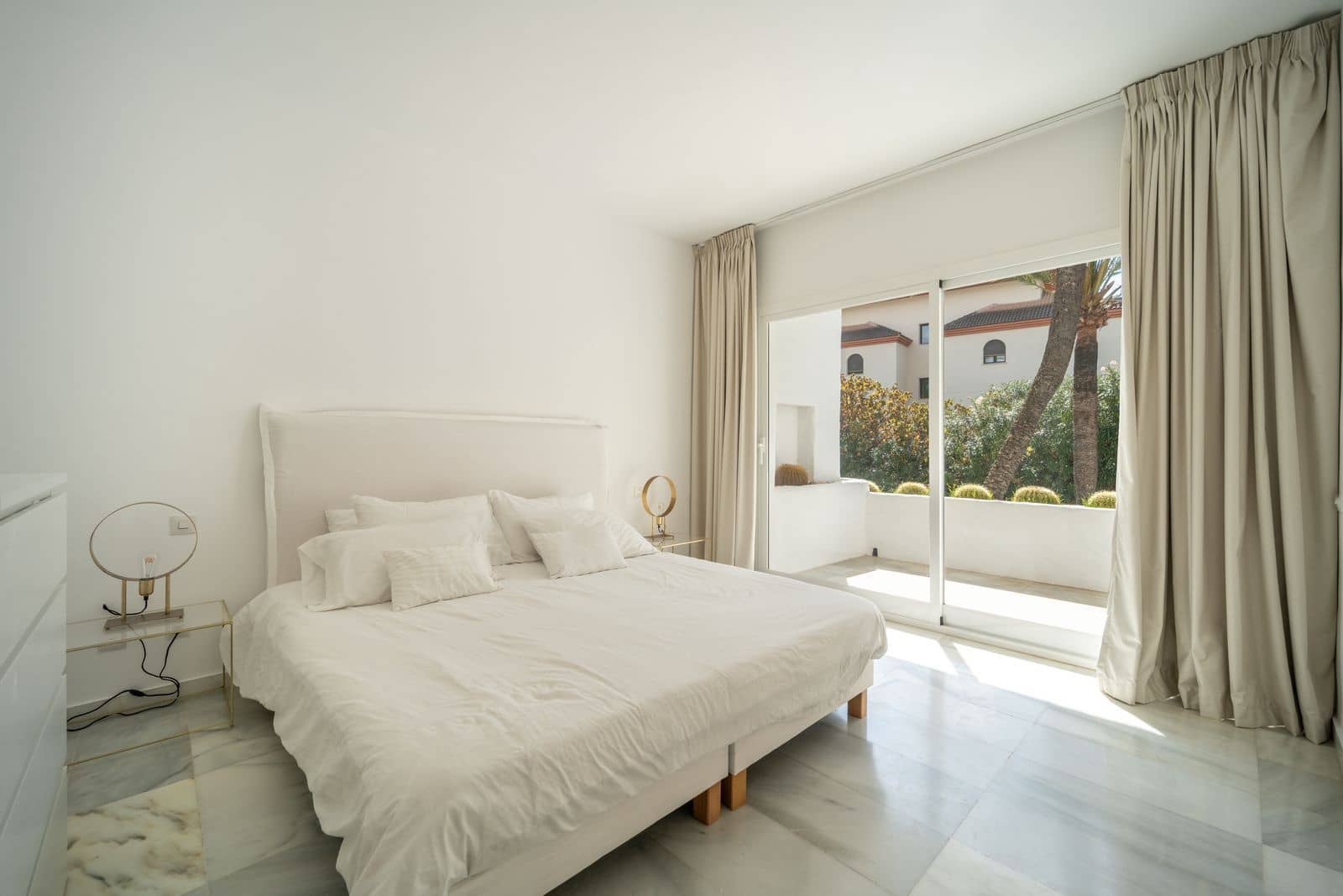 Apartamento de 2 habitaciones en Puerto Banus en venta - 935.000 € (Ref: 9738691)