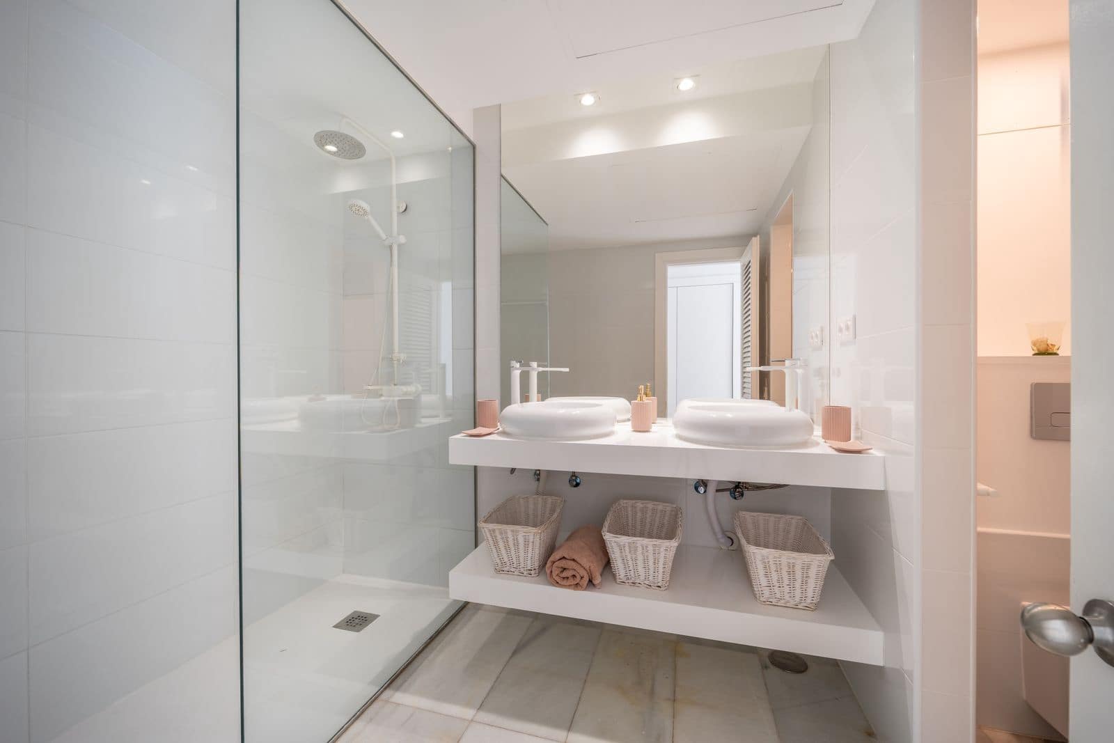 Apartamento de 2 habitaciones en Puerto Banus en venta - 935.000 € (Ref: 9738691)