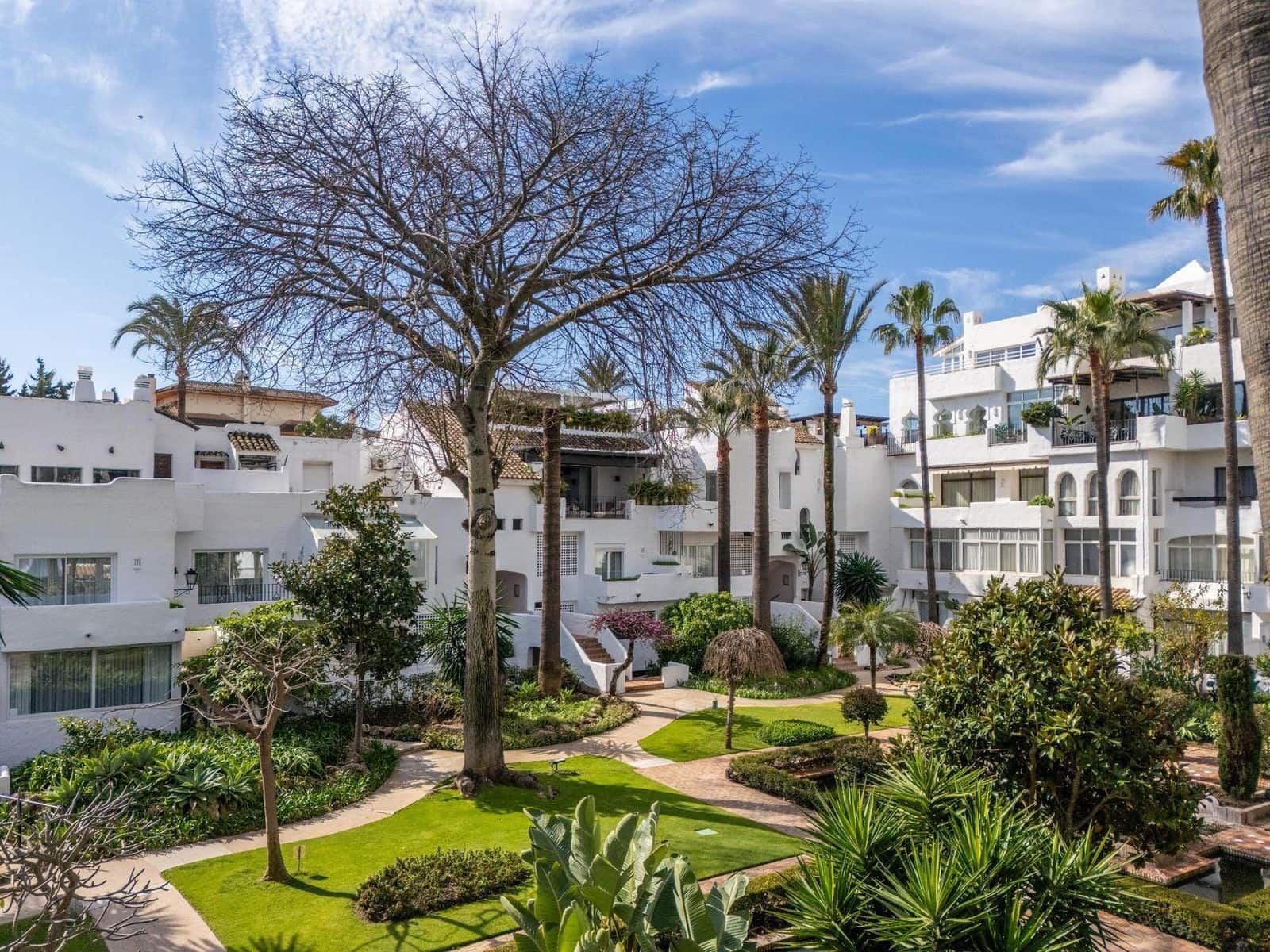 Apartamento de 2 habitaciones en Puerto Banus en venta - 935.000 € (Ref: 9738691)