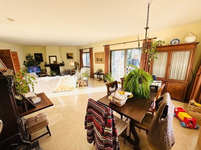 3 soveværelse Villa til salg i El Paraiso, Estepona - € 920.000 (Ref: 9738697)