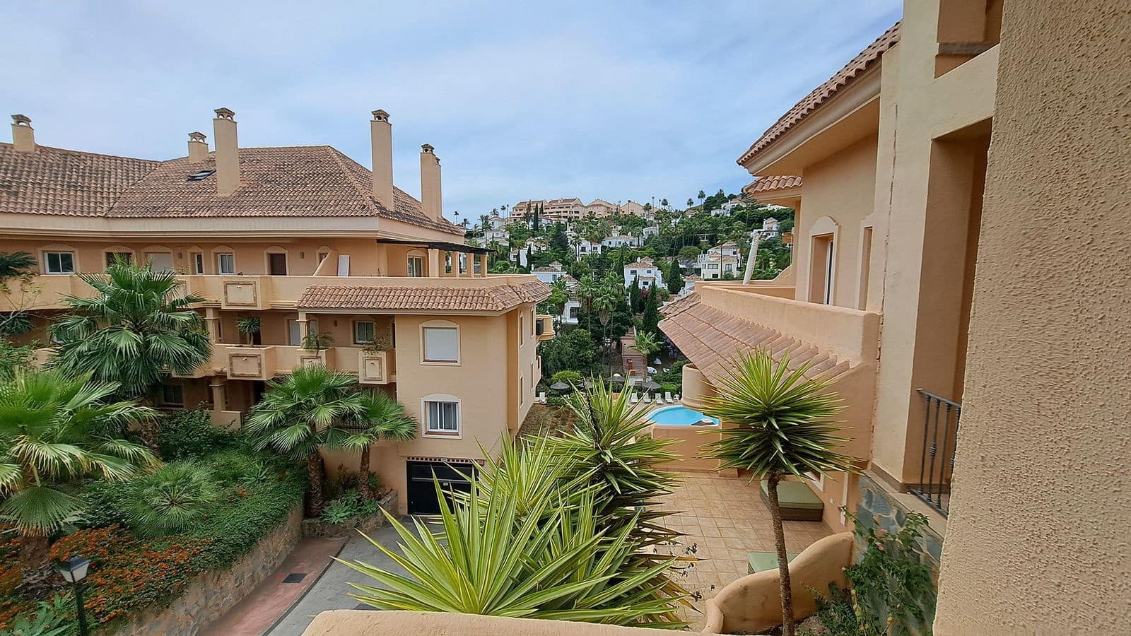 2 bedroom Apartment for sale in Nueva Andalucia - € 495,000 (Ref: 9738707)