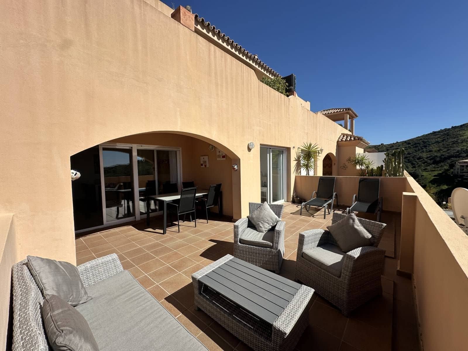 2 bedroom Apartment for sale in Calahonda - € 349,000 (Ref: 9738710)