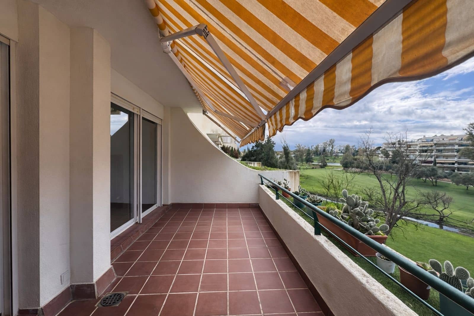 Apartamento de 2 habitaciones en Guadalmina en venta - 395.000 € (Ref: 9738712)