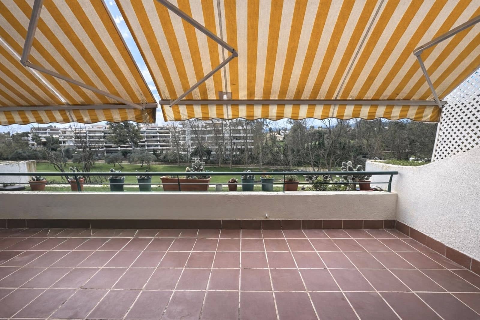 Apartamento de 2 habitaciones en Guadalmina en venta - 395.000 € (Ref: 9738712)