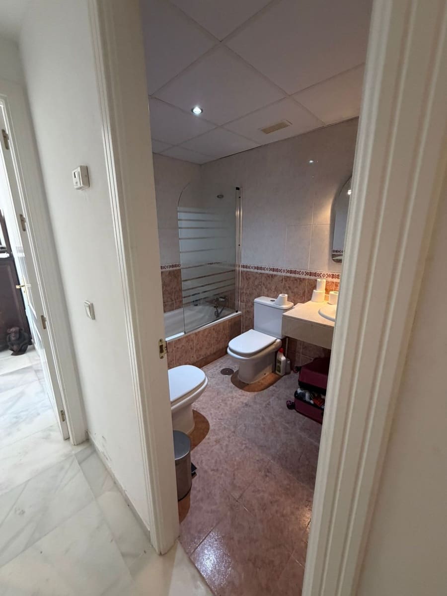 Ático de 2 habitaciones en Puerto Banus en venta - 500.000 € (Ref: 9738716)