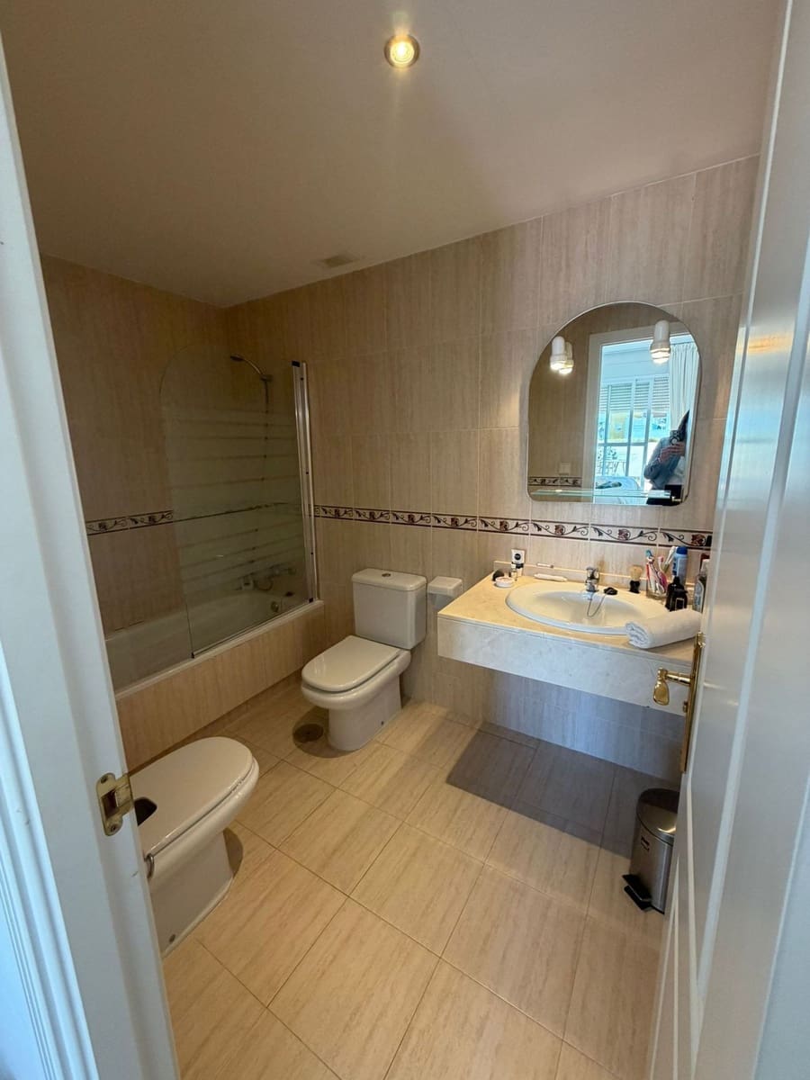 Ático de 2 habitaciones en Puerto Banus en venta - 500.000 € (Ref: 9738716)