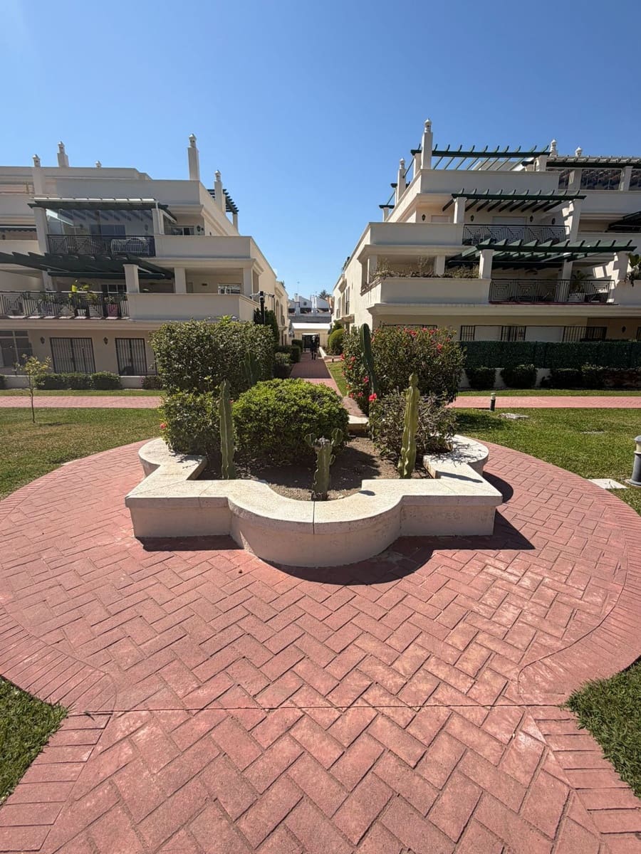 Ático de 2 habitaciones en Puerto Banus en venta - 500.000 € (Ref: 9738716)