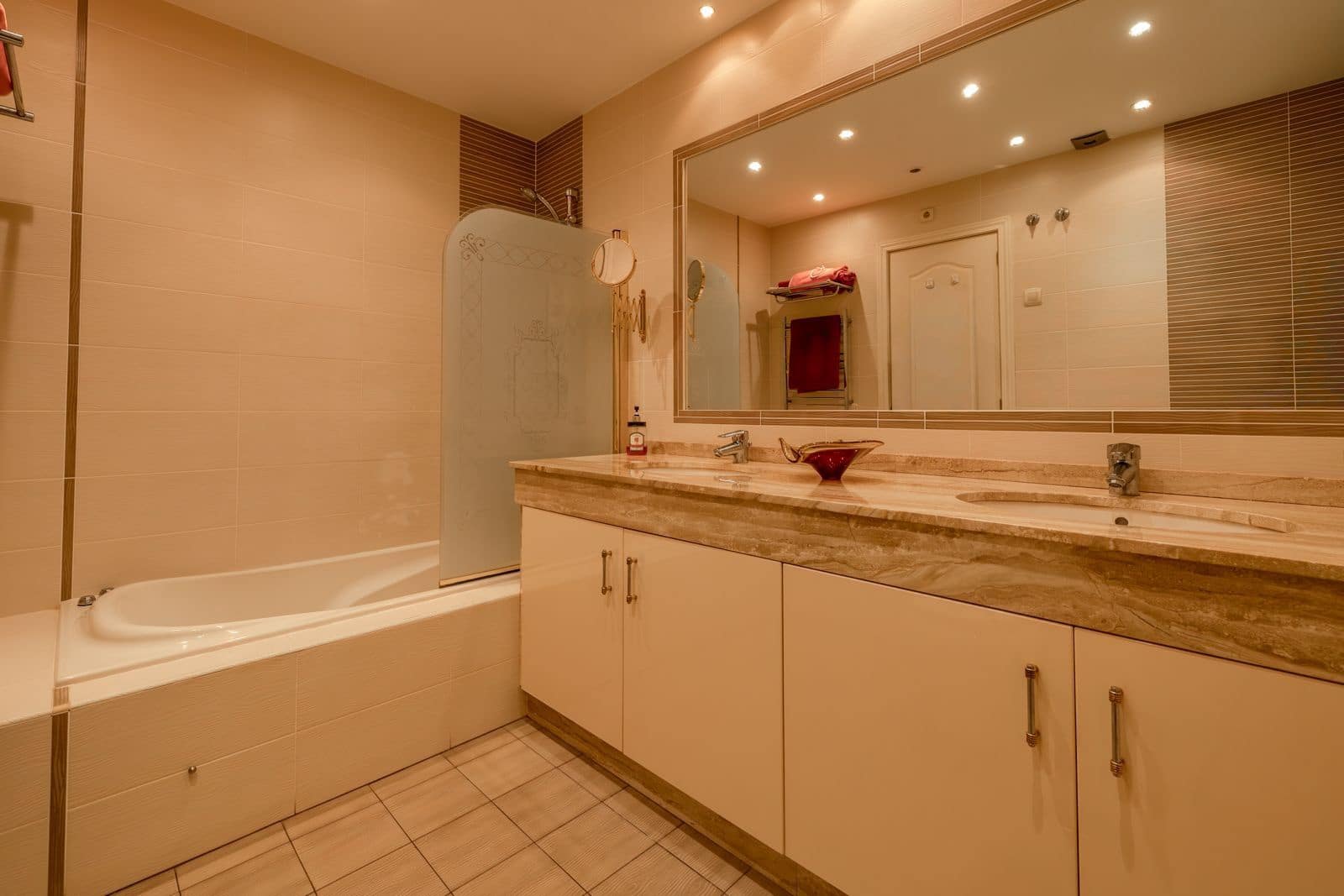 Apartamento de 2 habitaciones en Puerto Banus en venta - 879.000 € (Ref: 9738736)