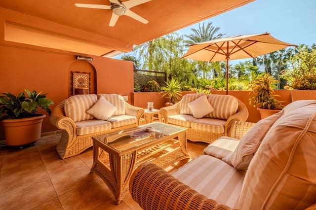 Apartamento de 2 habitaciones en Puerto Banus, Marbella en venta - 879.000 € (Ref: 9738736)