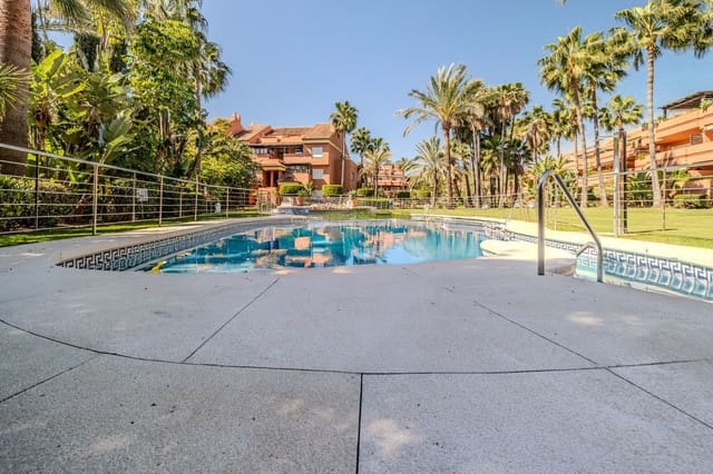 Apartamento de 2 habitaciones en Puerto Banus, Marbella en venta - 879.000 € (Ref: 9738736)