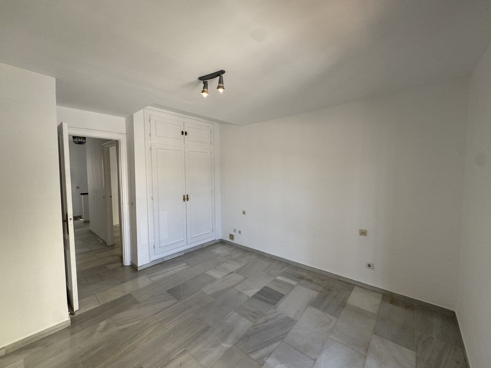 7 soveværelse Byhus til salg i Marbella - € 990.000 (Ref: 9738738)