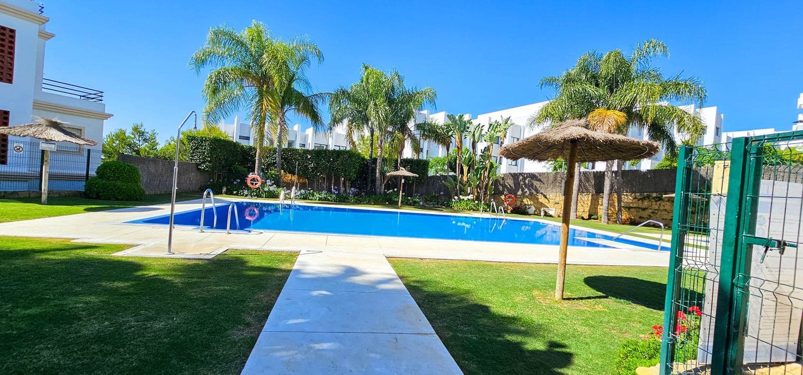 3 bedroom Apartment for sale in La Duquesa / Puerto de la Duquesa - € 375,000 (Ref: 9738754)