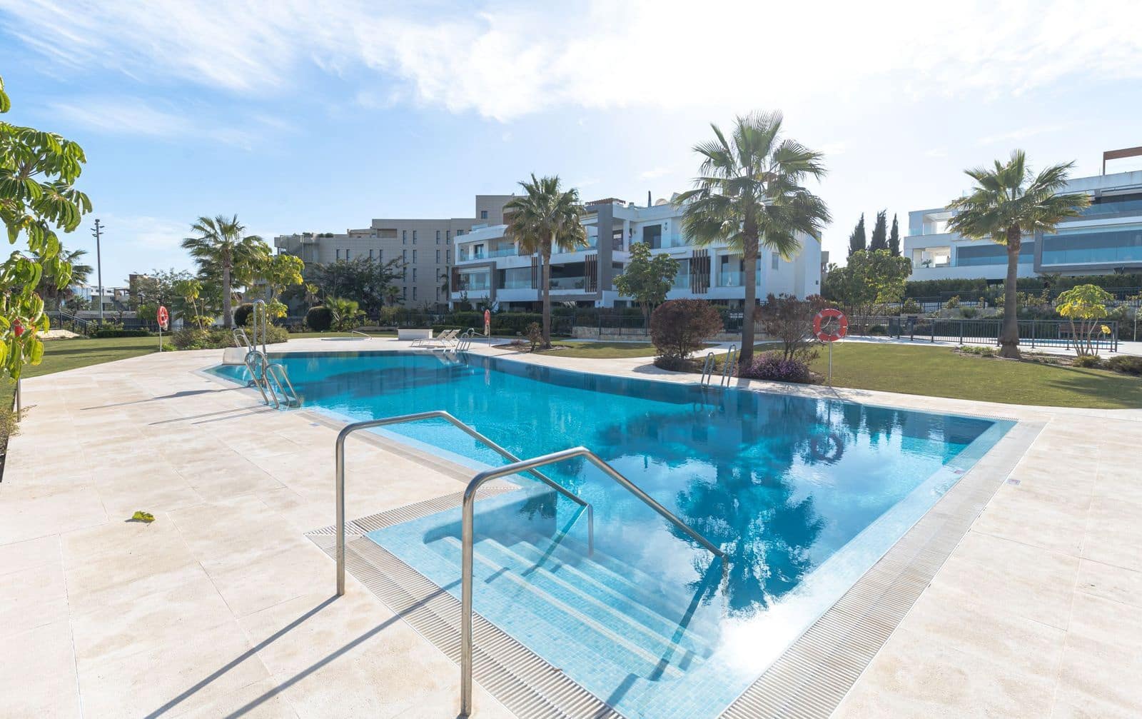 Apartamento de 2 habitaciones en Estepona en venta - 595.000 € (Ref: 9738759)