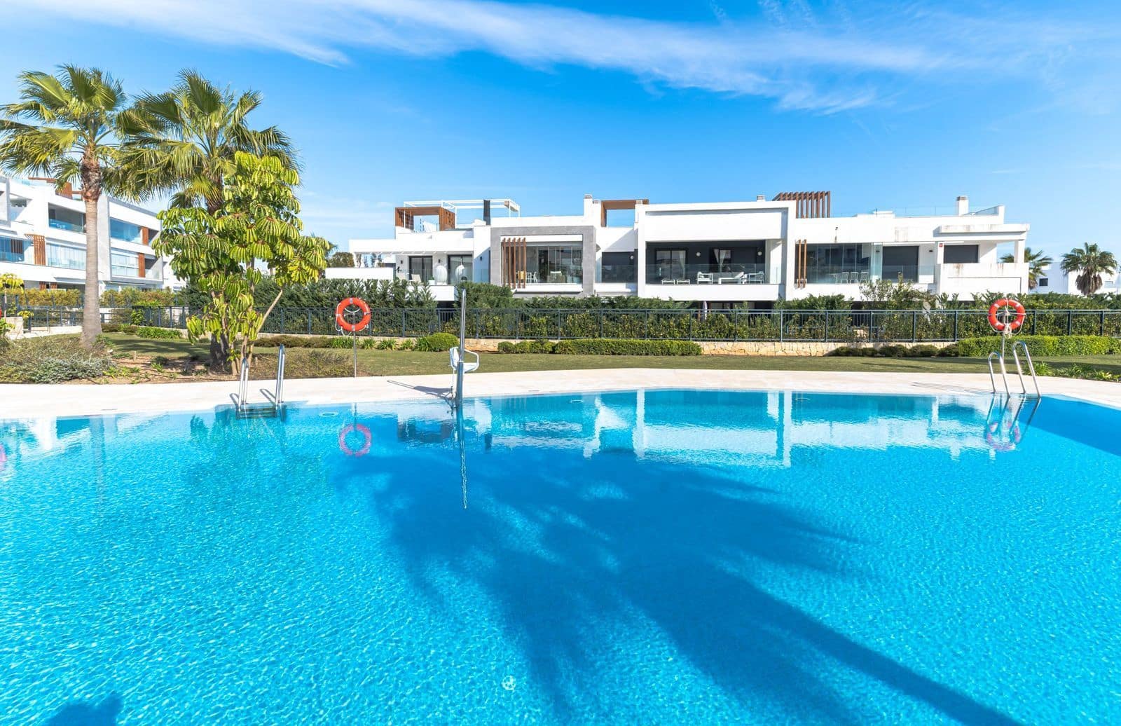 Apartamento de 2 habitaciones en Estepona en venta - 595.000 € (Ref: 9738759)