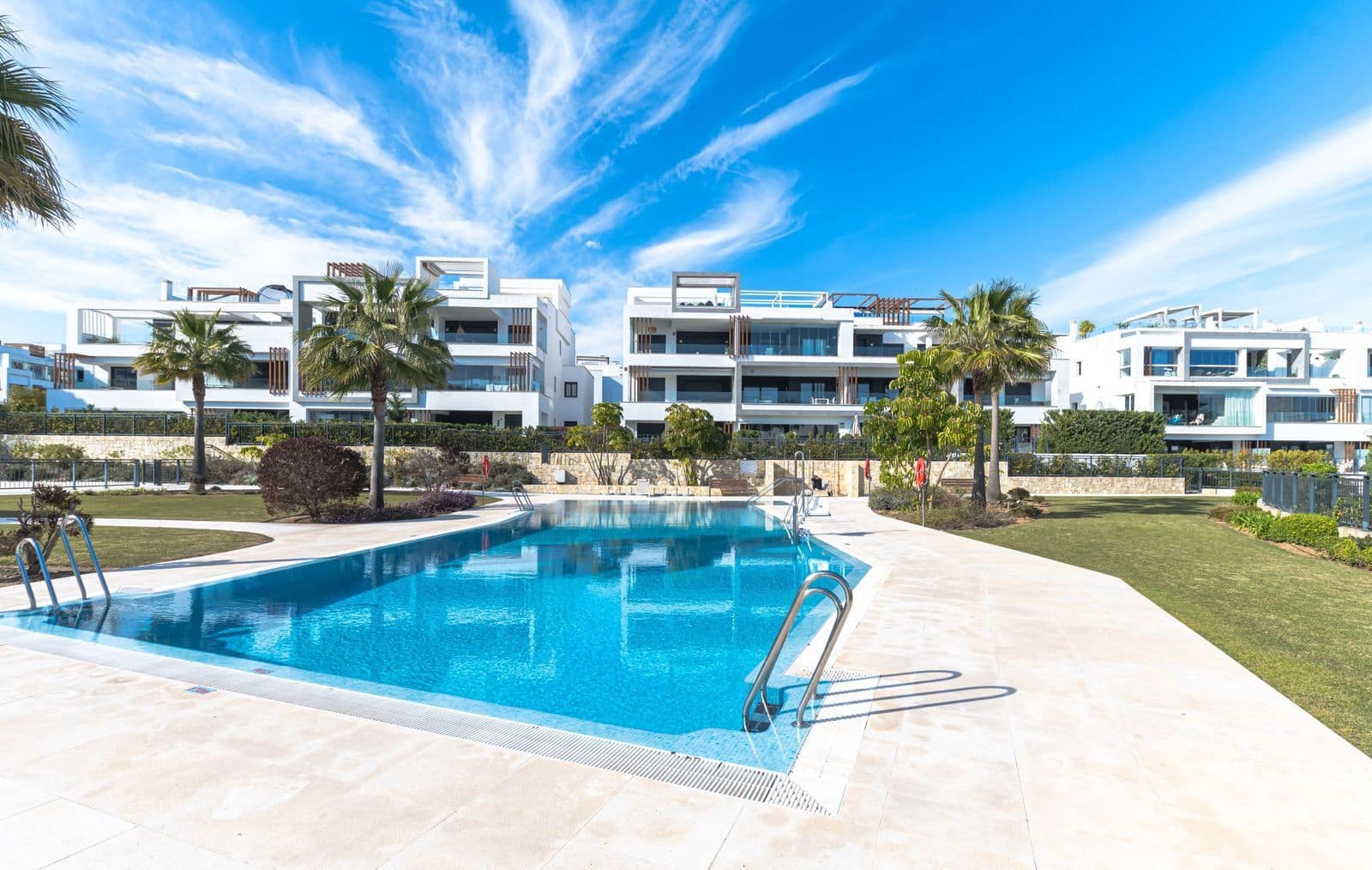 Apartamento de 2 habitaciones en Estepona en venta - 595.000 € (Ref: 9738759)