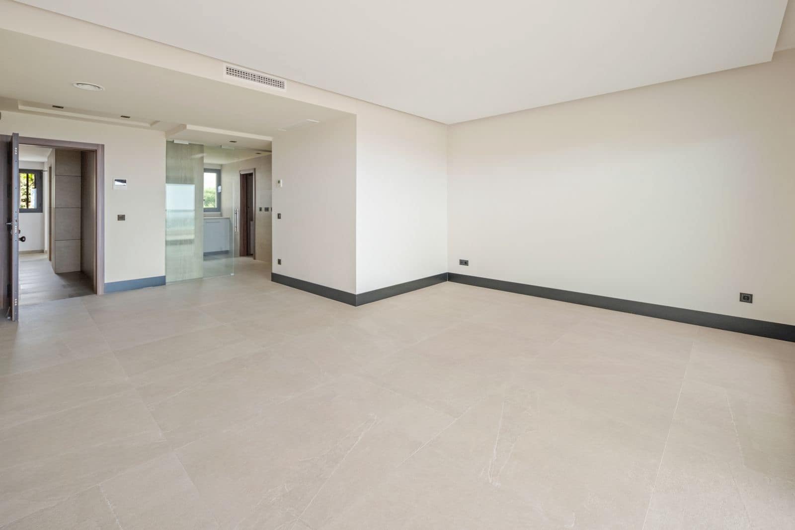 2 bedroom Apartment for sale in Nueva Andalucia - € 850,000 (Ref: 9738765)