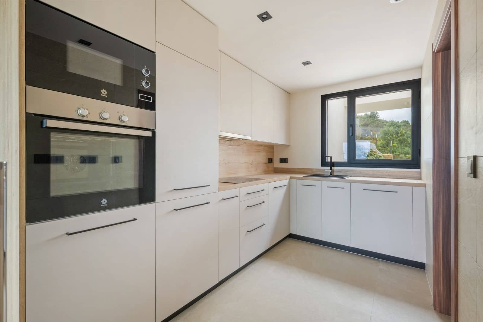 2 bedroom Apartment for sale in Nueva Andalucia - € 850,000 (Ref: 9738765)