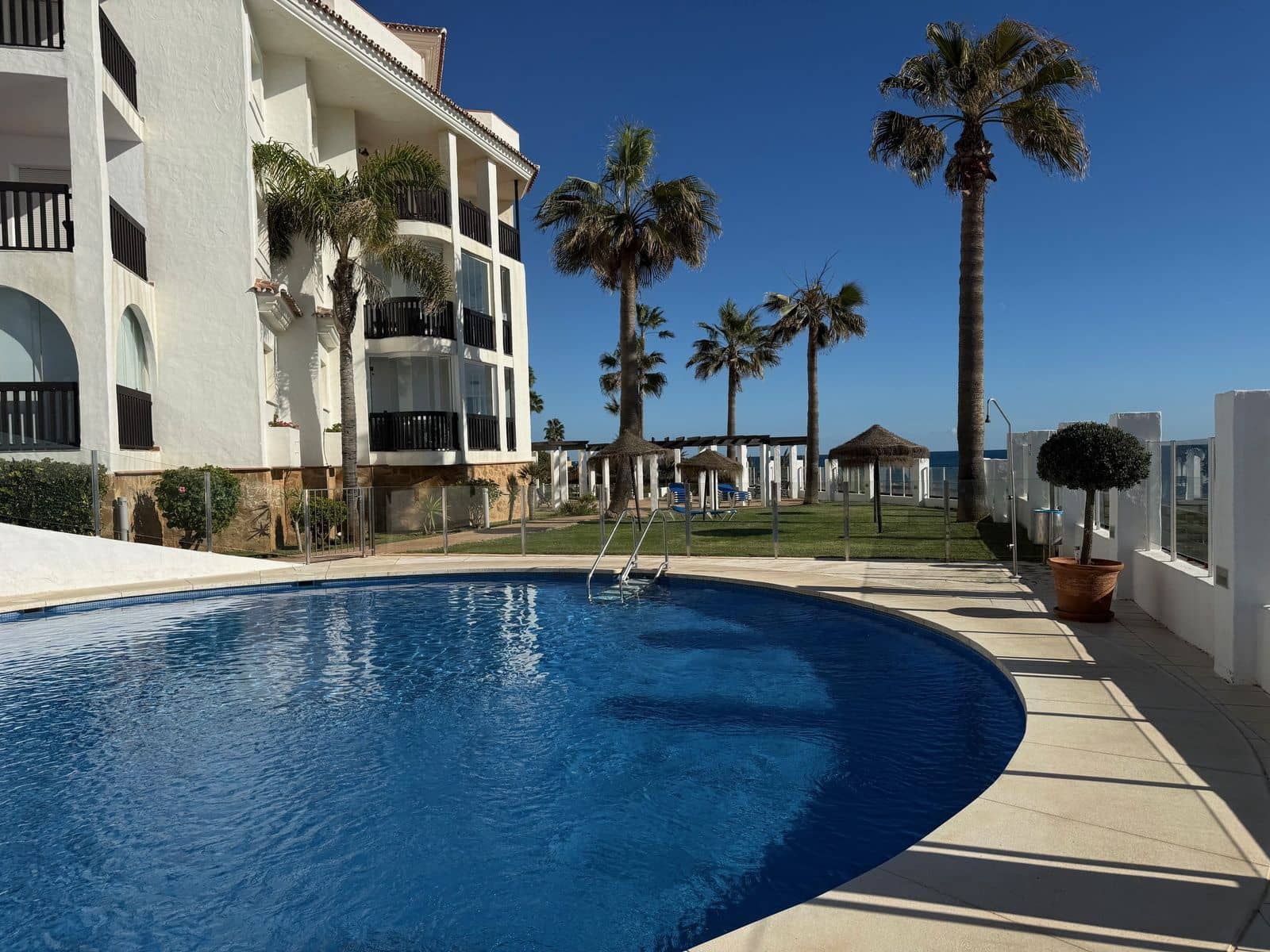 2 bedroom Apartment for sale in Calahonda - € 579,000 (Ref: 9738778)