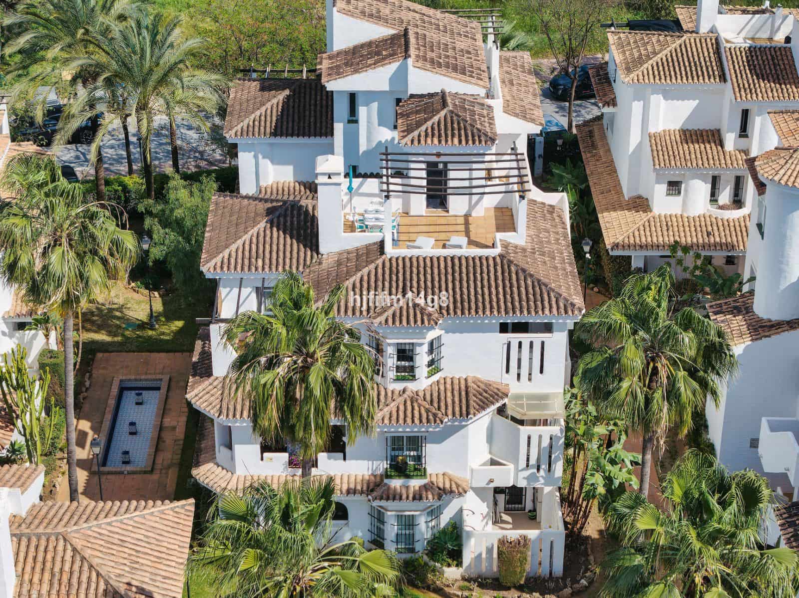 1 bedroom Penthouse for sale in Nueva Andalucia - € 415,000 (Ref: 9738781)