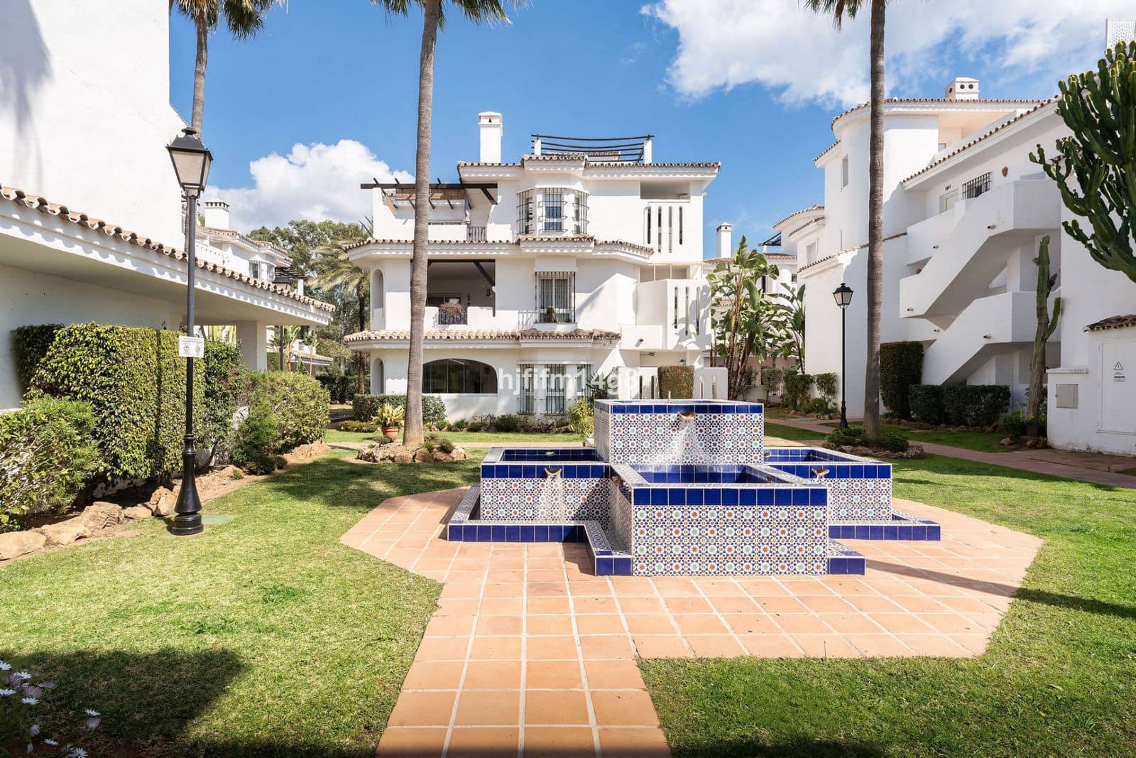 1 bedroom Penthouse for sale in Nueva Andalucia - € 415,000 (Ref: 9738781)