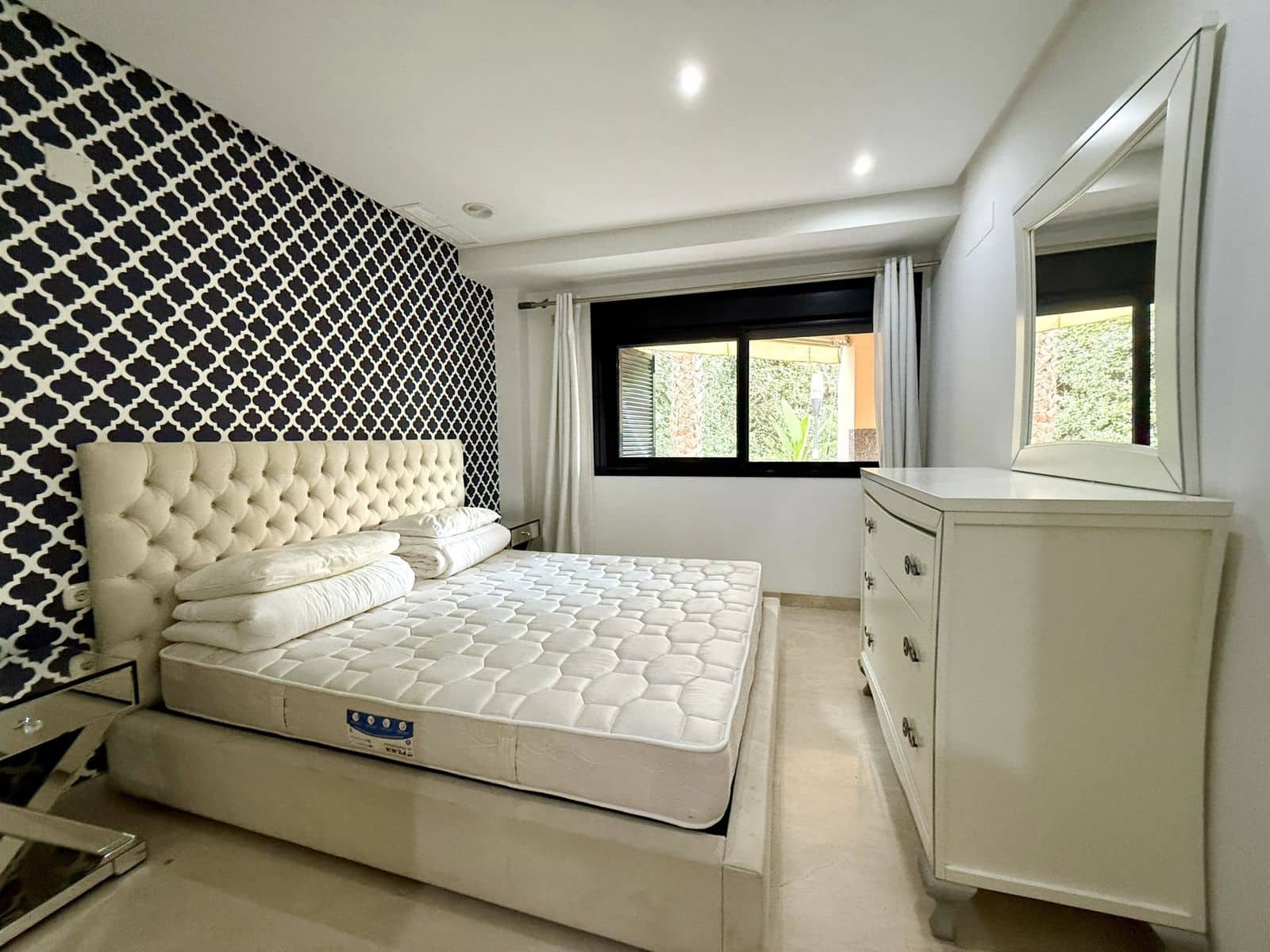 2 bedroom Apartment for sale in Puerto Banus - € 665,000 (Ref: 9738785)